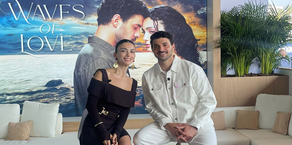 Özge Yağız ve Halit Özgür Sarı Yoğun İlgi Gördü