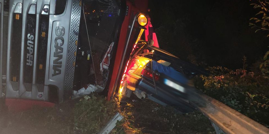 Kastamonu'da tır otomobilin üzerine devrildi: 2 yaralı