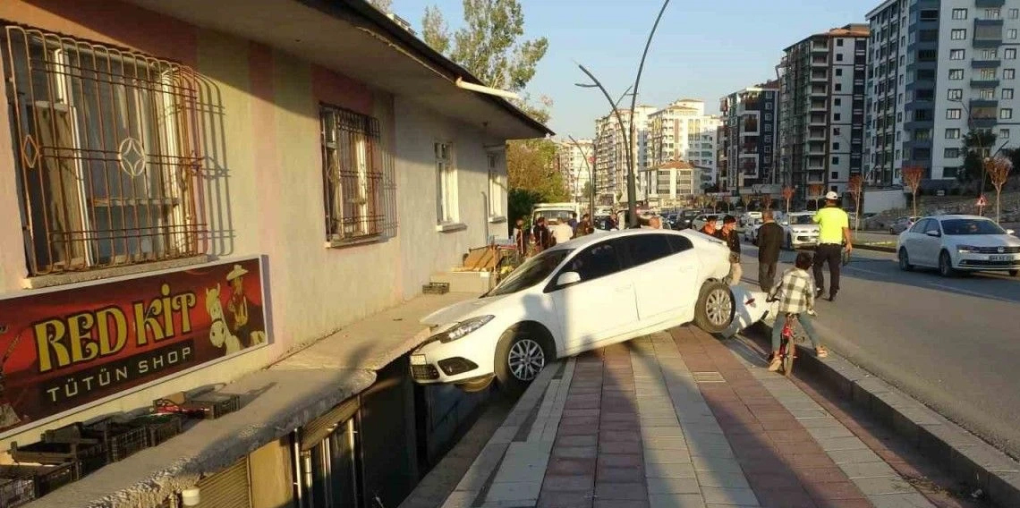 Otomobilin çarptığı araç savrularak evin balkonuna girdi: 2’si çocuk 3 yaralı