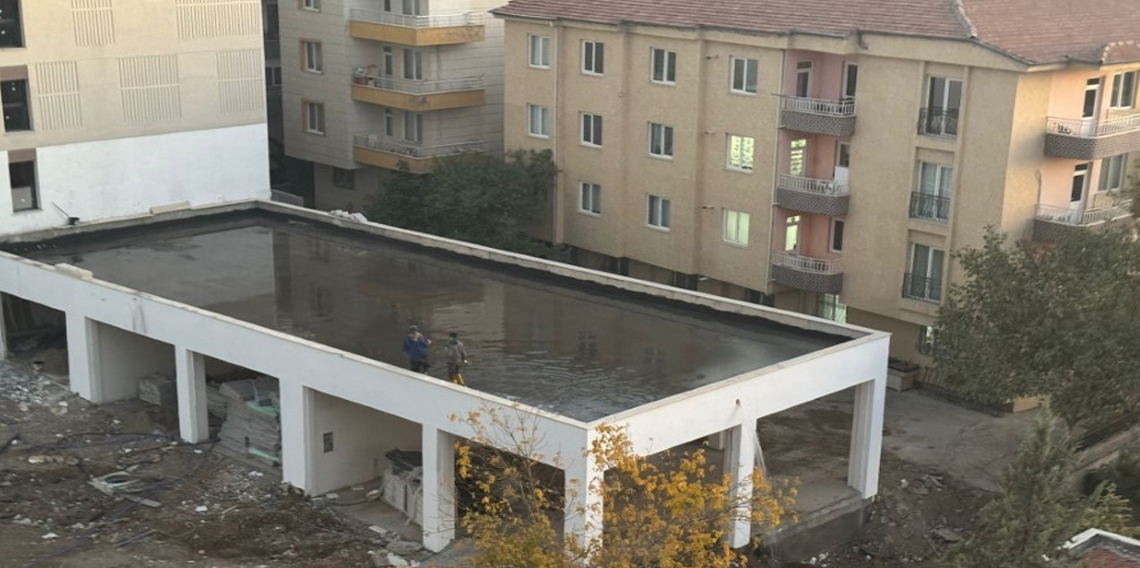 Malatya’da rezerv alandaki inşaat suyla doldu, tahliye için duvar delindi