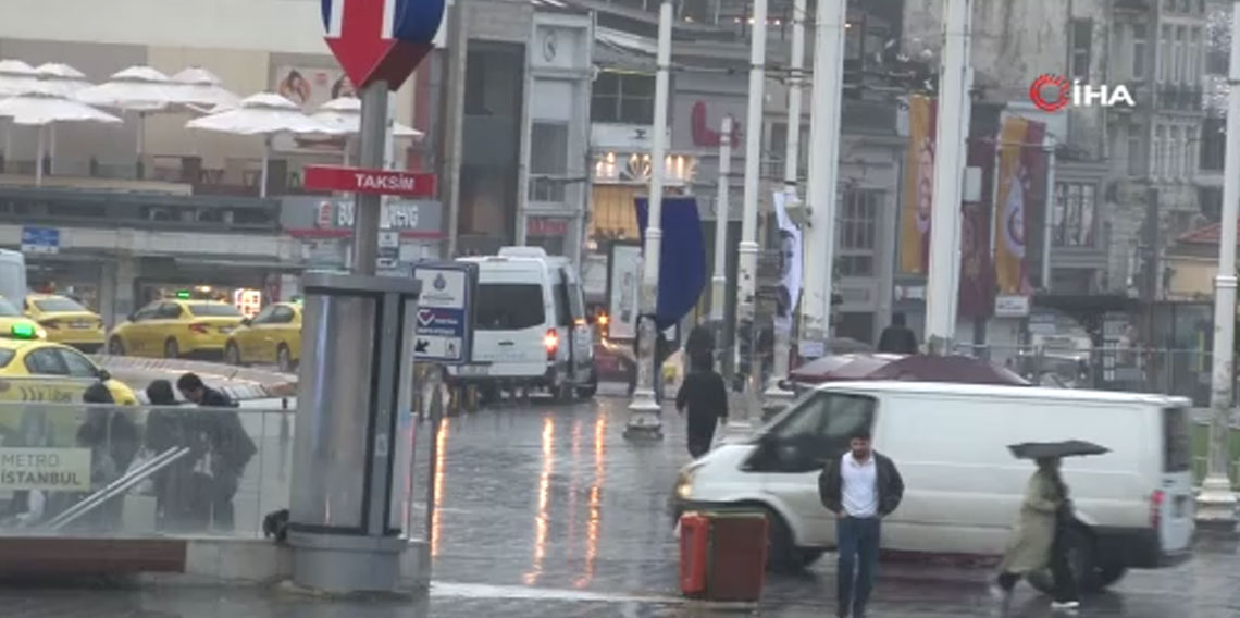 Taksim’de etkili olan sağanak yağış vatandaş ve turistlere zor anlar yaşattı