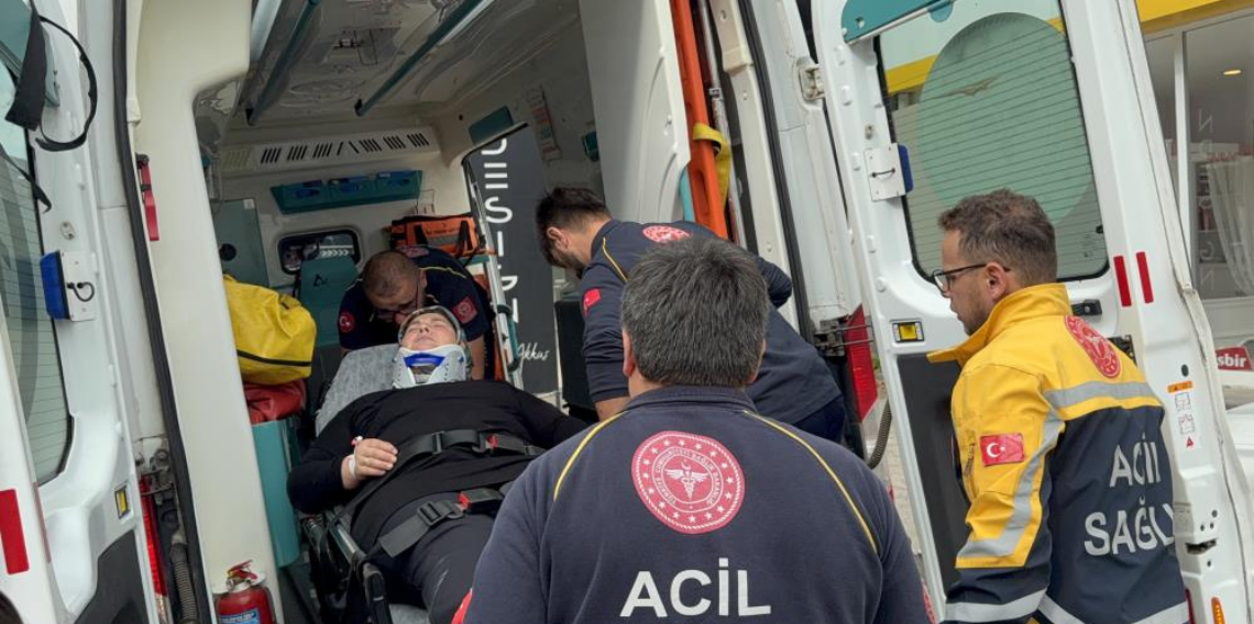 Samsun'da dolmuş minibüs kaldırıma çarptı: 2 yaralı