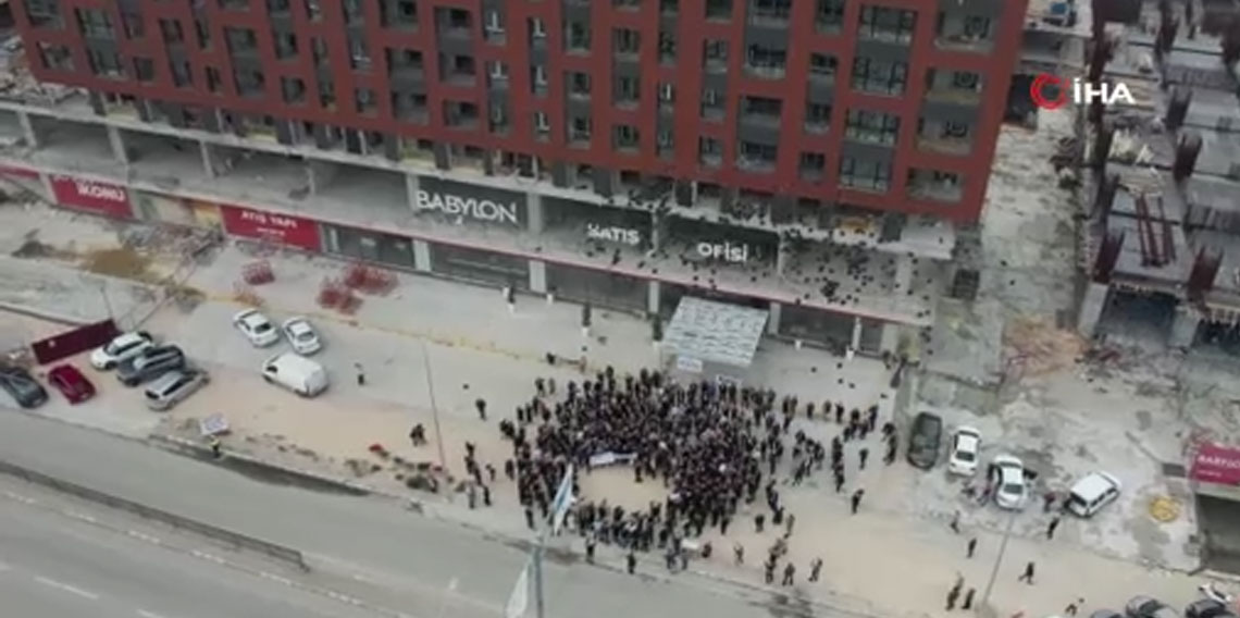 Binlerce mağdur gökyüzüne siyah balon bıraktı