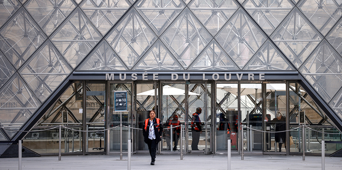 Louvre Müzesi soygundan 3 gün sonra yeniden ziyarete açıldı