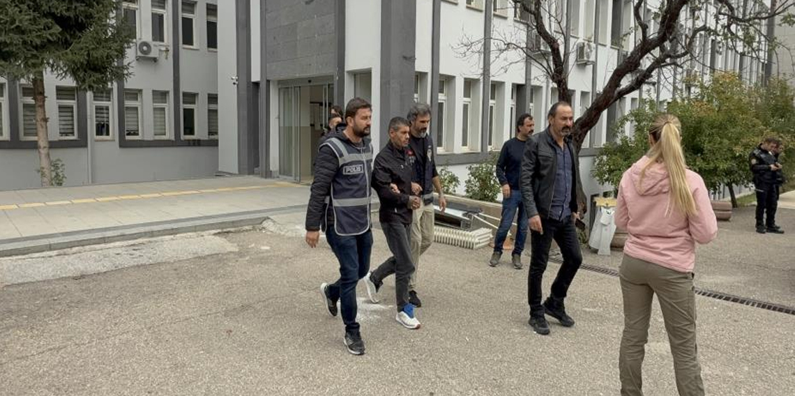 Gerçek polisler sahte polisi kıskıvrak yakaladı