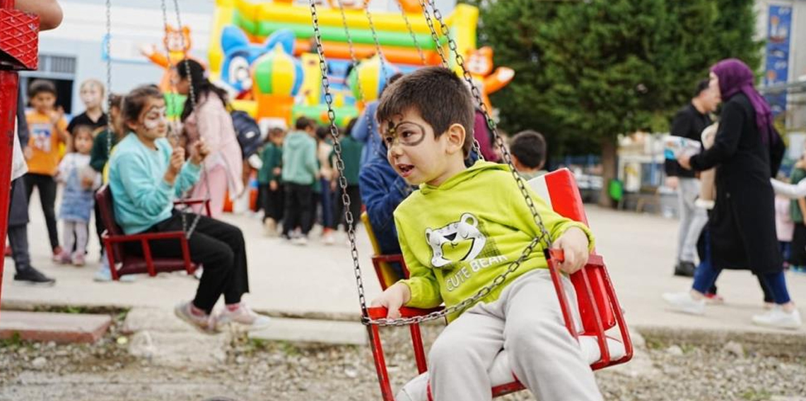 Çocuklar oyuna, aileler sağlık taramasına