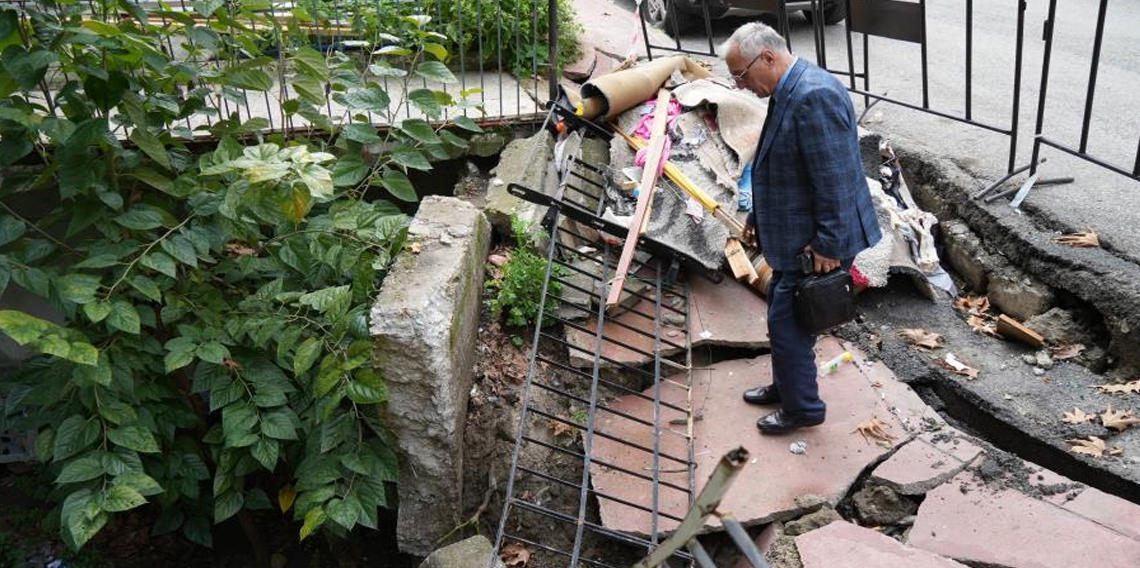Samsun'da istinat duvarı ve kaldırım çöktü
