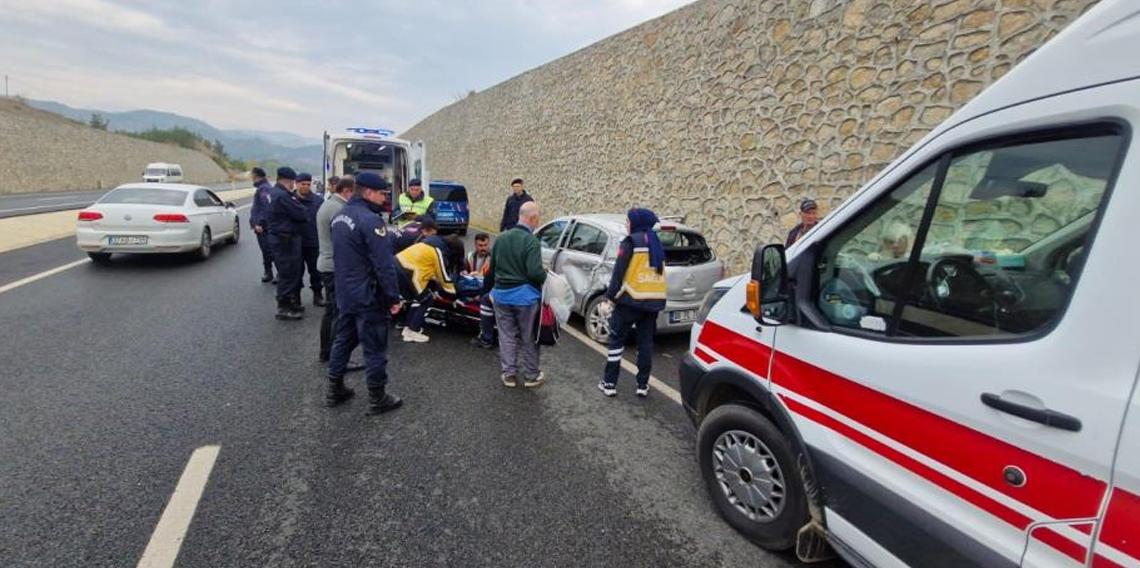 Cenazeye giden aile kaza yaptı: 3 yaralı