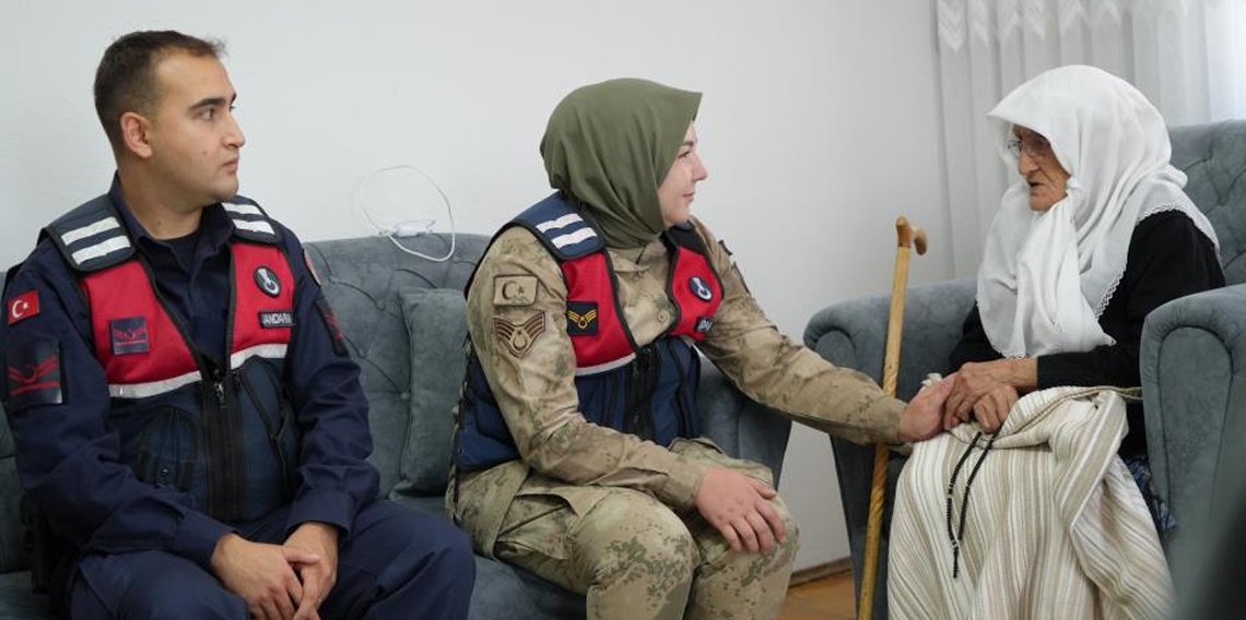 97 Yaşındaki Rabiye ninenin asker sevgisi