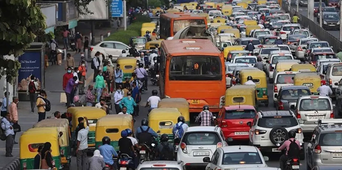 Hindistan'da feci trafik kazasında 25 kişi yanarak can verdi