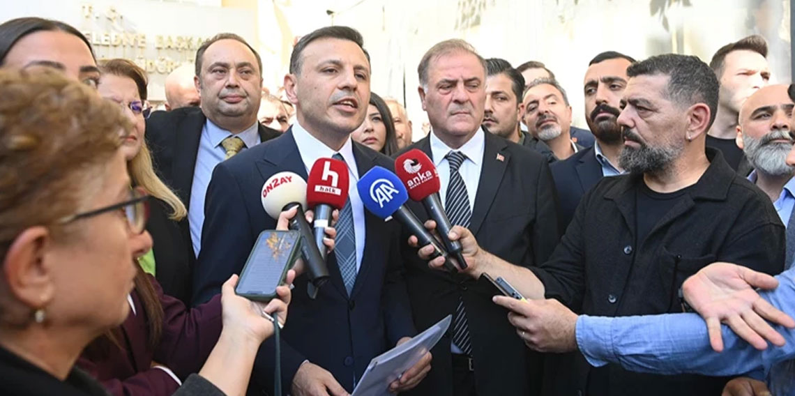 CHP İstanbul İl Başkanı seçilen Özgür Çelik mazbatasını aldı