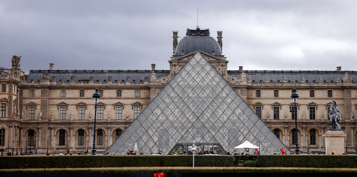 Louvre Müzesi'ndeki değerli mücevherlerin Fransa Merkez Bankası'na taşındığı iddiası