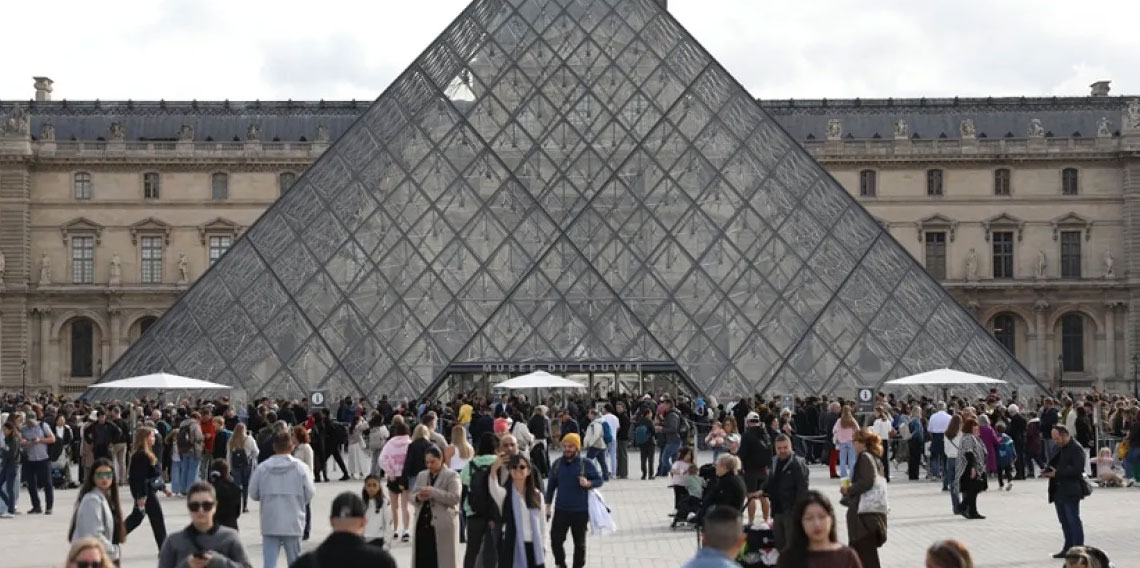 Fransa'da Louvre Müzesi'ndeki bazı mücevherler merkez bankasına taşındı