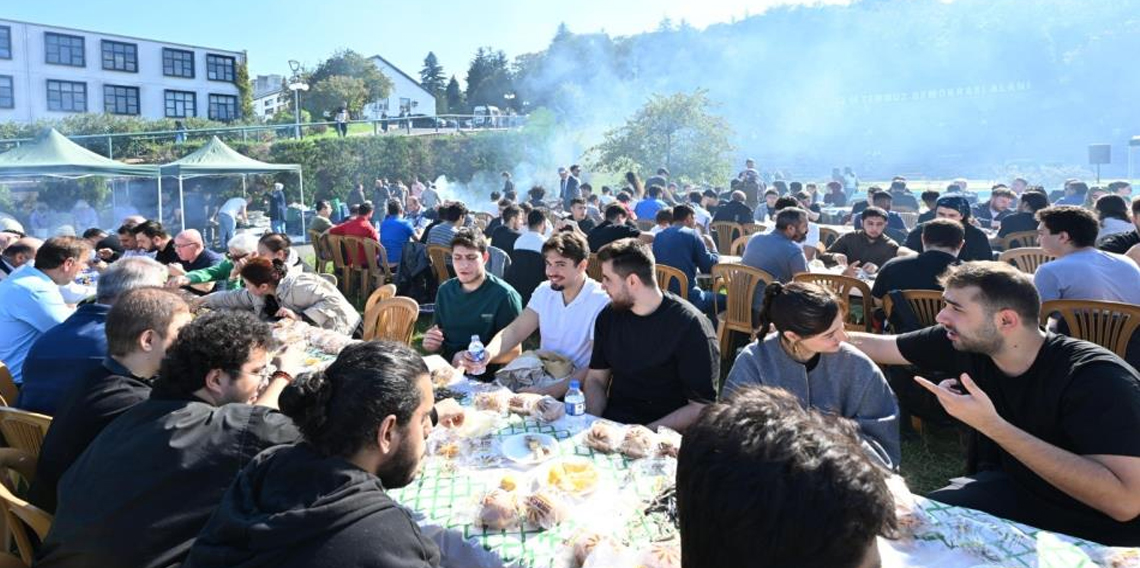 Trabzon'da 2 saatte 3 ton hamsi yediler