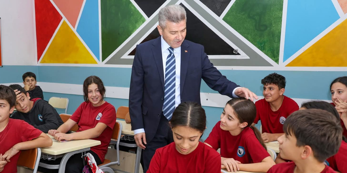 Öğrenciler tulumla karşıladıkları Vali Ergün’den halı saha istediler 