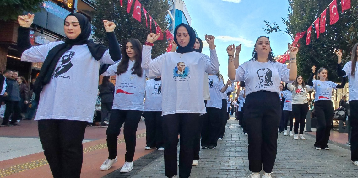 Avrasya Üniversitesi Cumhuriyet Bayramı kutlamalarını harmandalı zeybeği ile başlattı