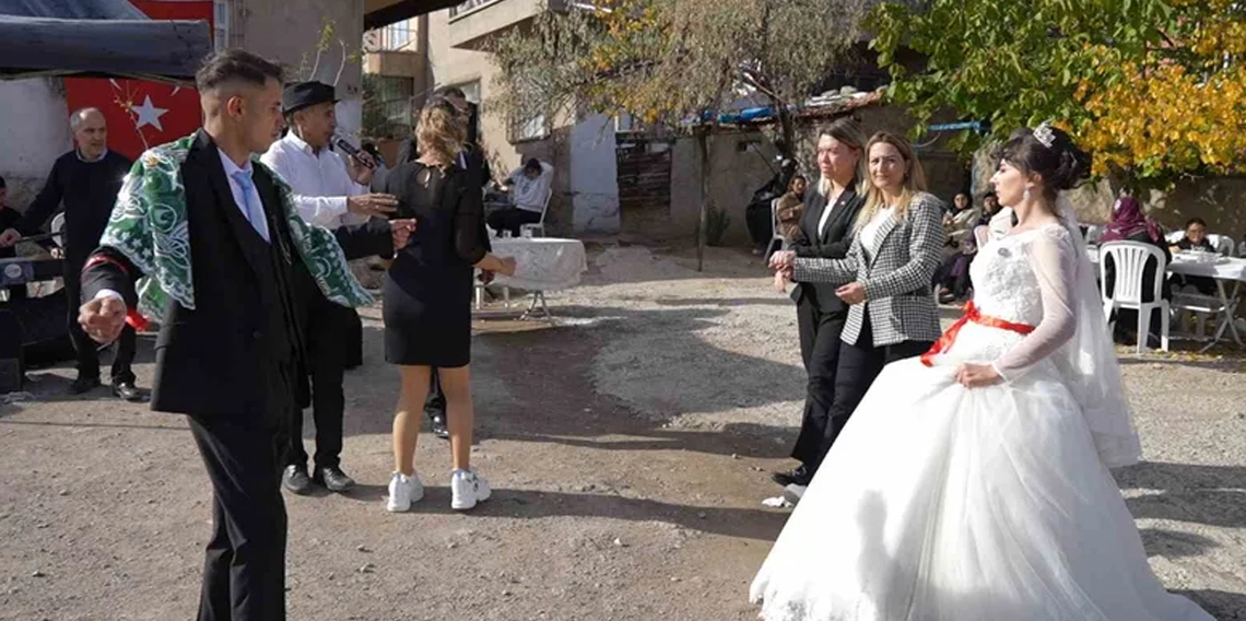 Hacca gidemedi gençlerin düğün hayalini gerçeğe dönüştürdü