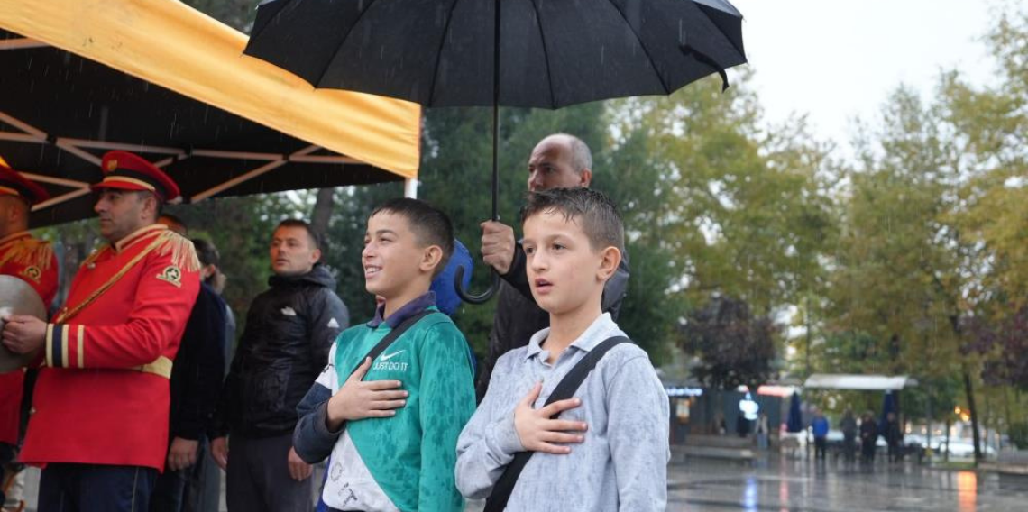 Törende şemsiye çocukları yağmurdan korudu