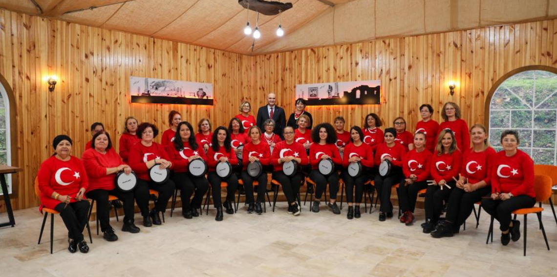 Düzce ritim grubu hem çaldı hem söyledi