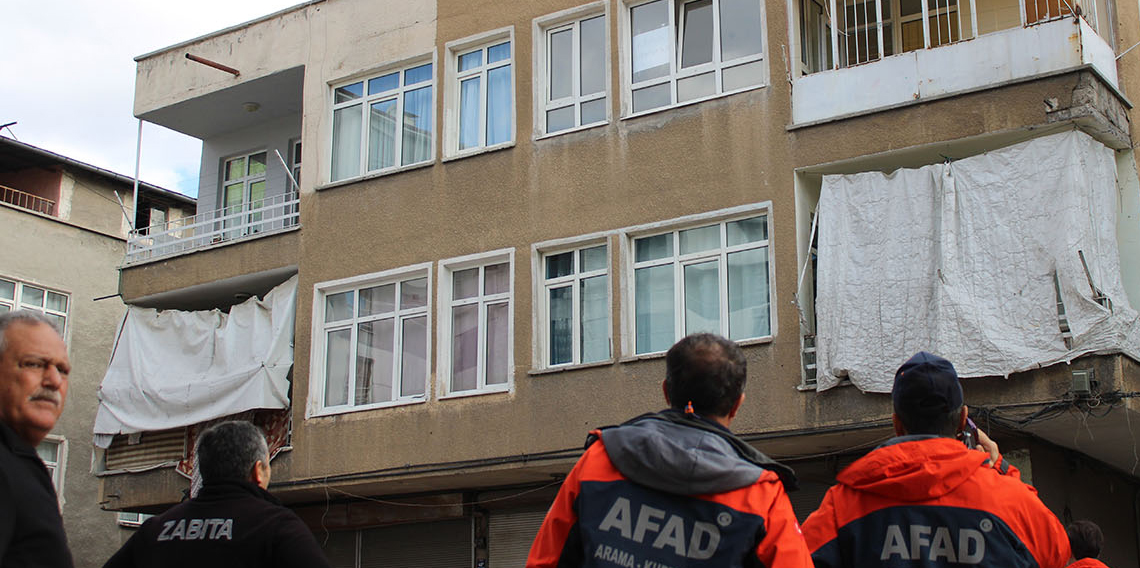 Kayseri’de 3 katlı bina yıkılma tehlikesi nedeniyle boşaltıldı