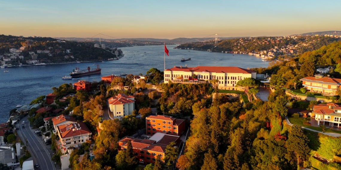 İstanbul Boğazı’nda gün batımında mest eden sonbahar manzarası
