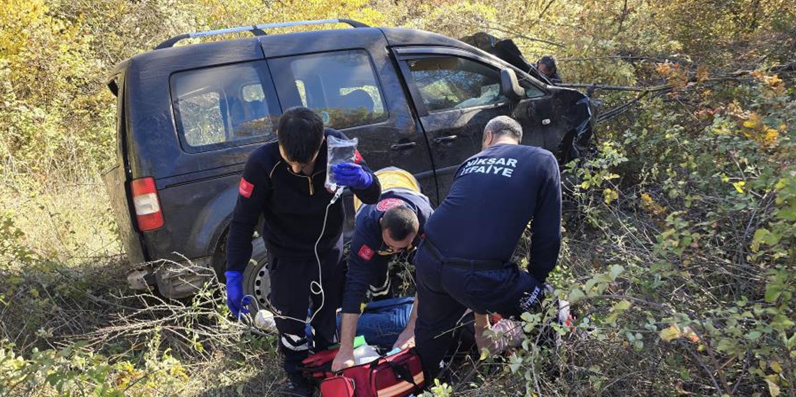 Tokat'ta uçuruma yuvarlanan araçtan 2 kişi sağ kurtuldu