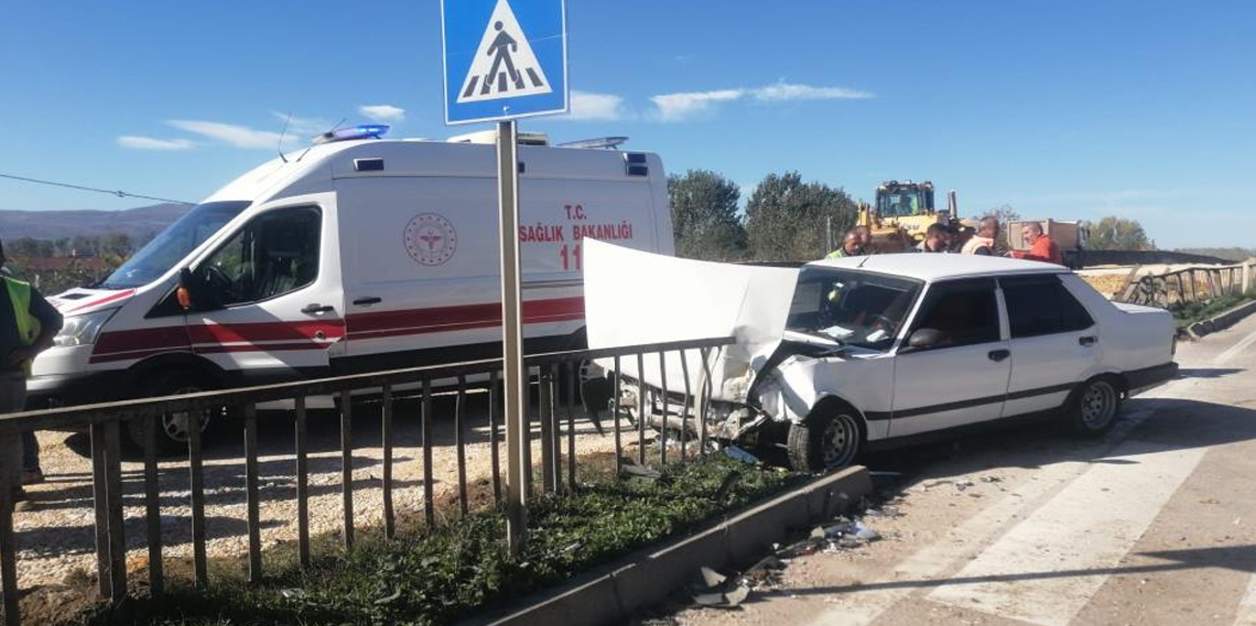 Tokat'ta kaza yapan otomobil bariyere girdi