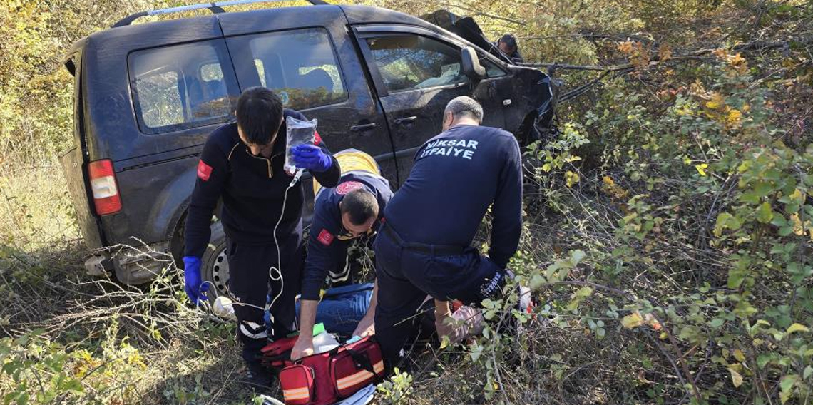Tokat'ta uçuruma yuvarlanan araçtan 2 kişi sağ kurtuldu