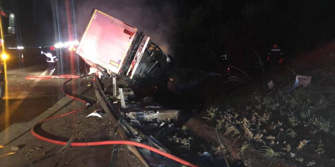 Bolu'da kaza yapan tır alev alev yandı