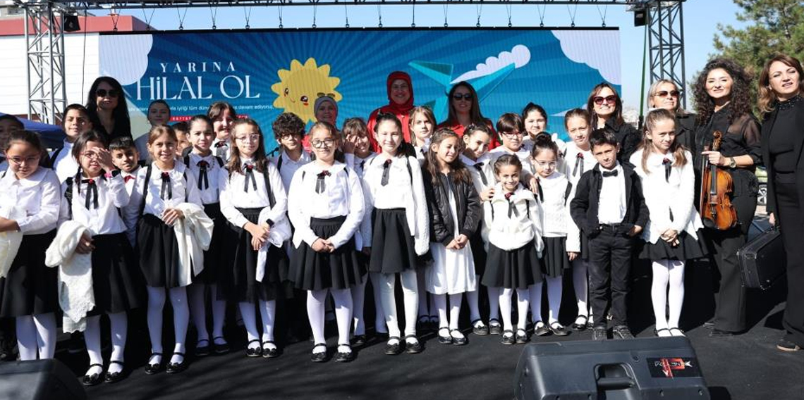 Miniklerin keman gösterisi