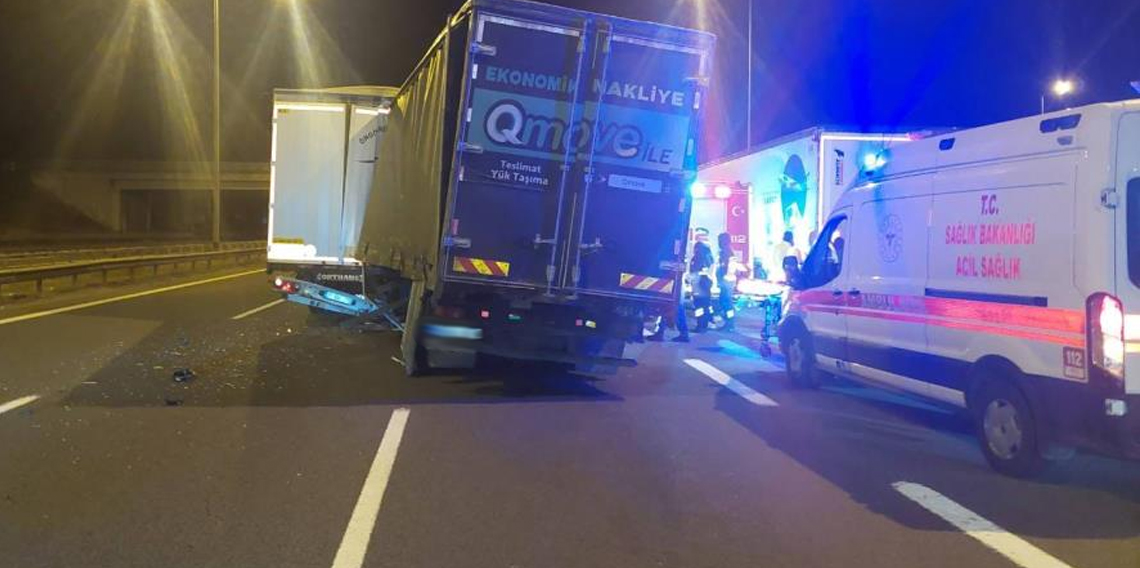 Arıza yapan tıra çarpan kamyon şoförü hayatını kaybetti