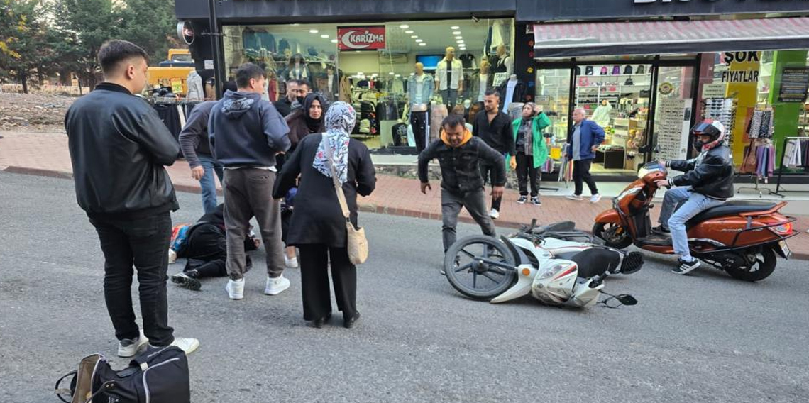 Karadeniz Ereğli'de motosiklet yayaya çarptı; 3 yaralı
