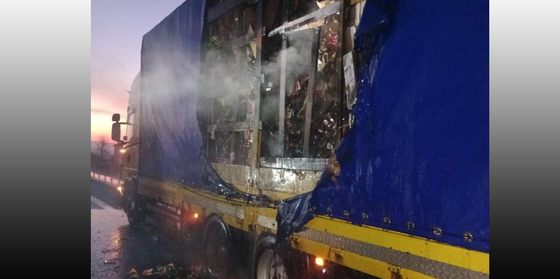 Bolu'da kuruyemiş yüklü dorse yandı