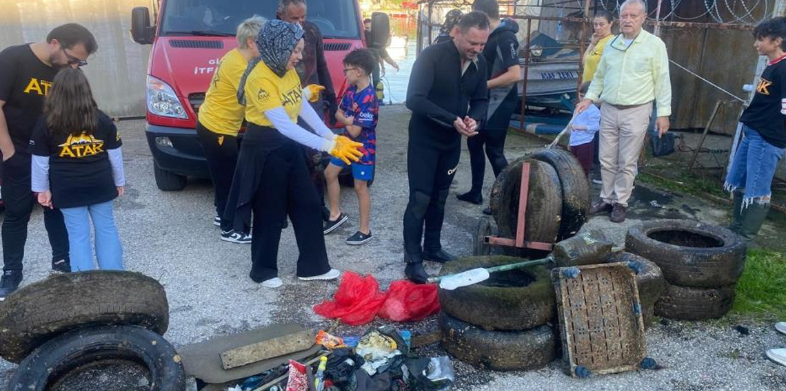 Gönüllüler deniz tabanını temizledi, çıkanlar şaşırttı
