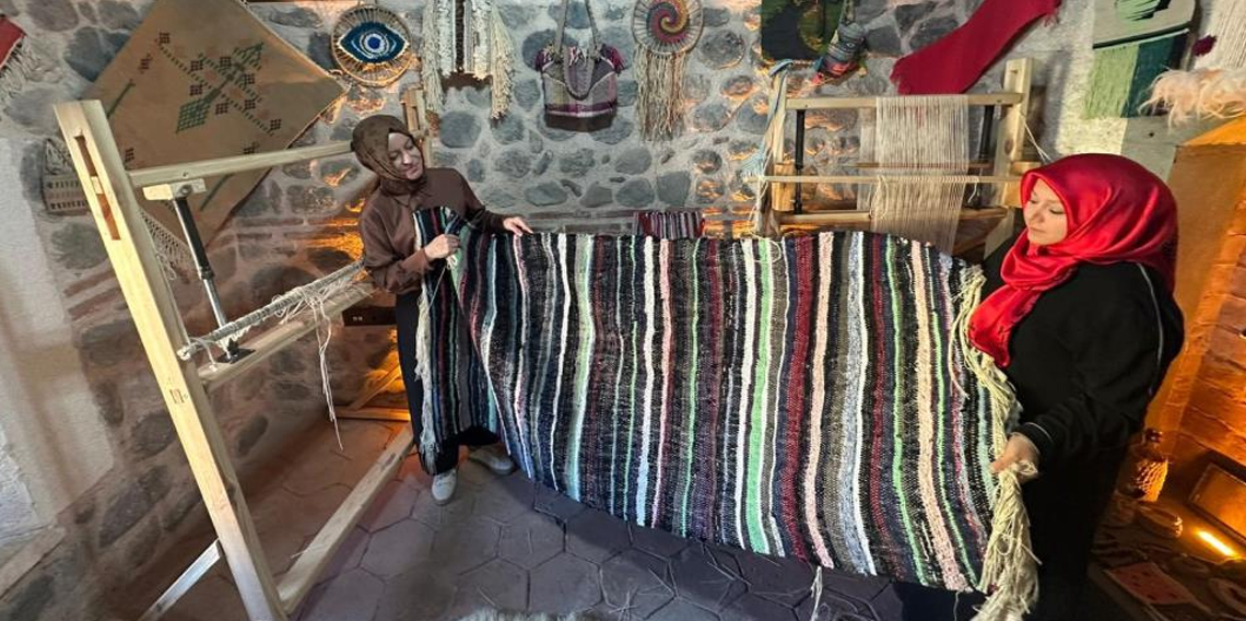 Çöpe gidecek malzemeler onun ellerinde geleneksel kilime dönüşüyor