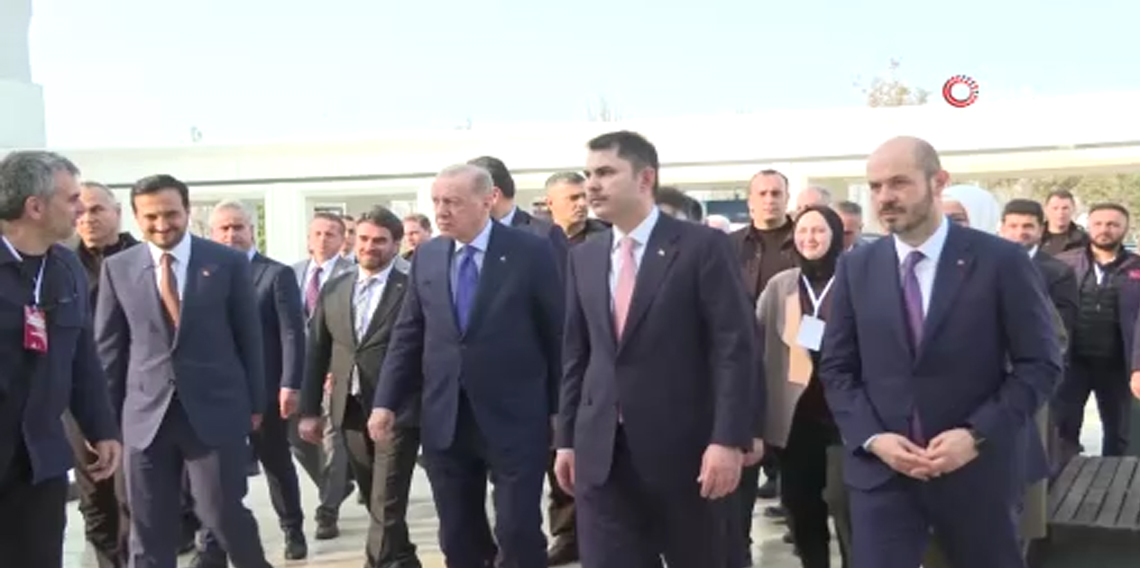 Cumhurbaşkanı Erdoğan, Atatürk Havalimanı Millet Bahçesi’nde esnafı ziyaret etti