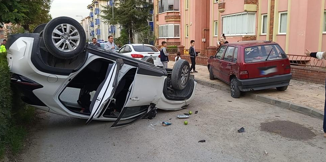 Otomobil park halinde olan araca çarpıp durabildi: 3 yaralı