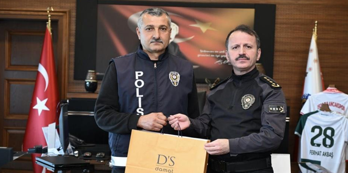 Okul polisi örnek davranışlarıyla ödüllendirildi