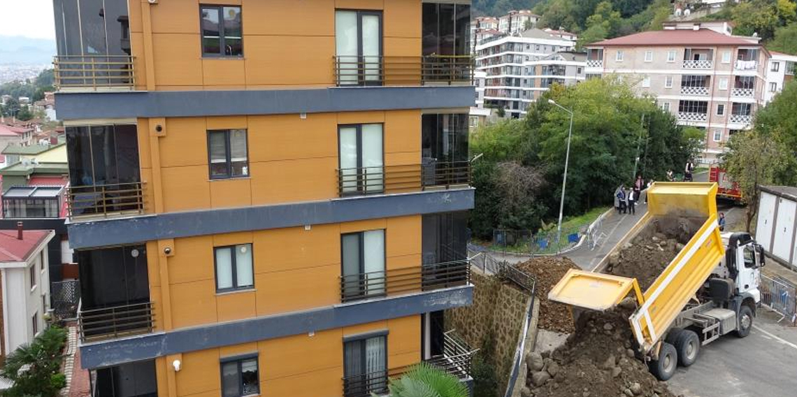 Kayma ve eğilme olan 5 katlı binada yıkım için hazırlıklar başladı