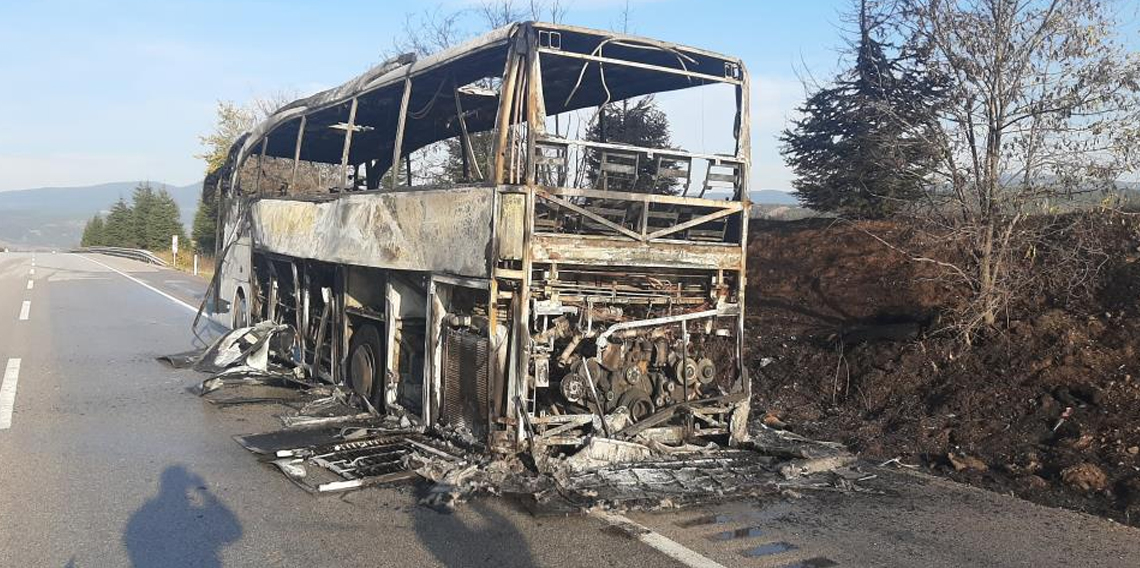 Alev topuna dönen yolcu otobüsü tamamen yandı