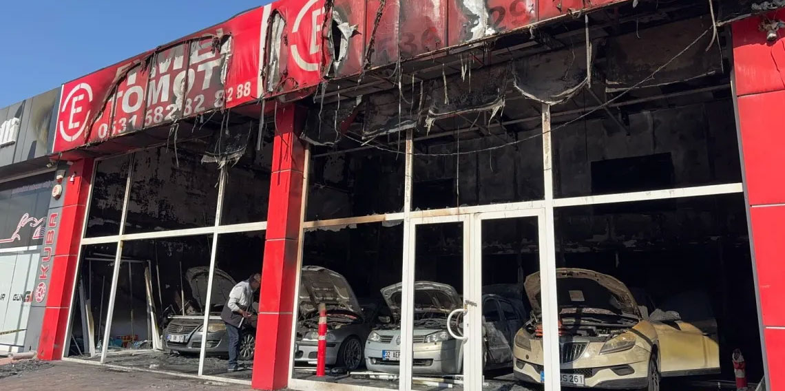 Pamukkale’de oto galeride yangın: 5 araç kül oldu