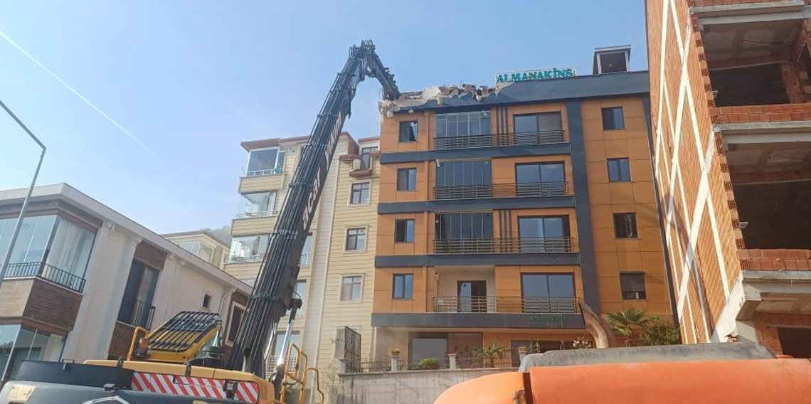 Ordu'da zemini kayan ve çatlaklar oluşan binada yıkım başladı