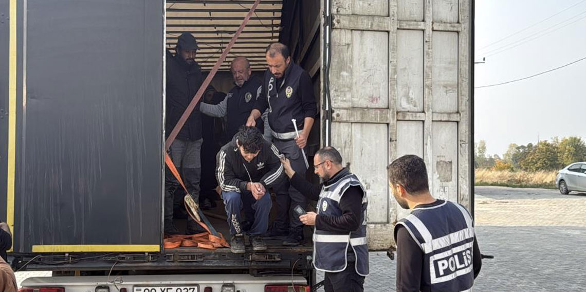 Tır dorsesine gizlenen 11 kaçak göçmen yakalandı