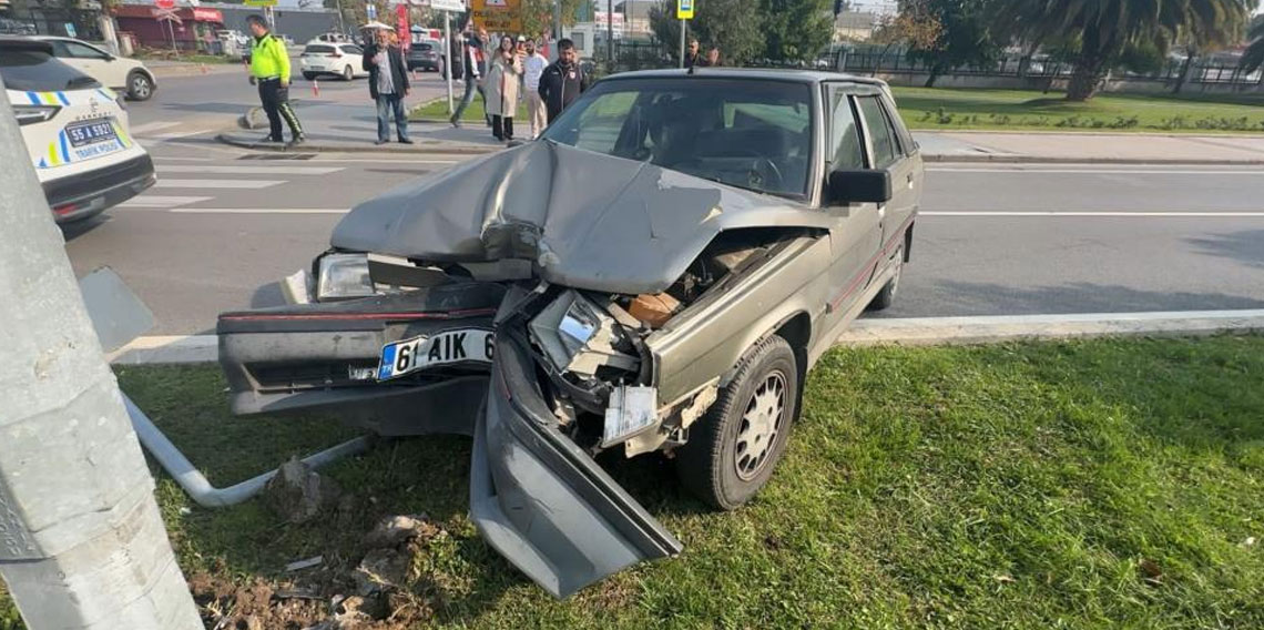 Samsun'da yayaya çarpmamak için fren yaptı, direğe çarptı: 1 yaralı