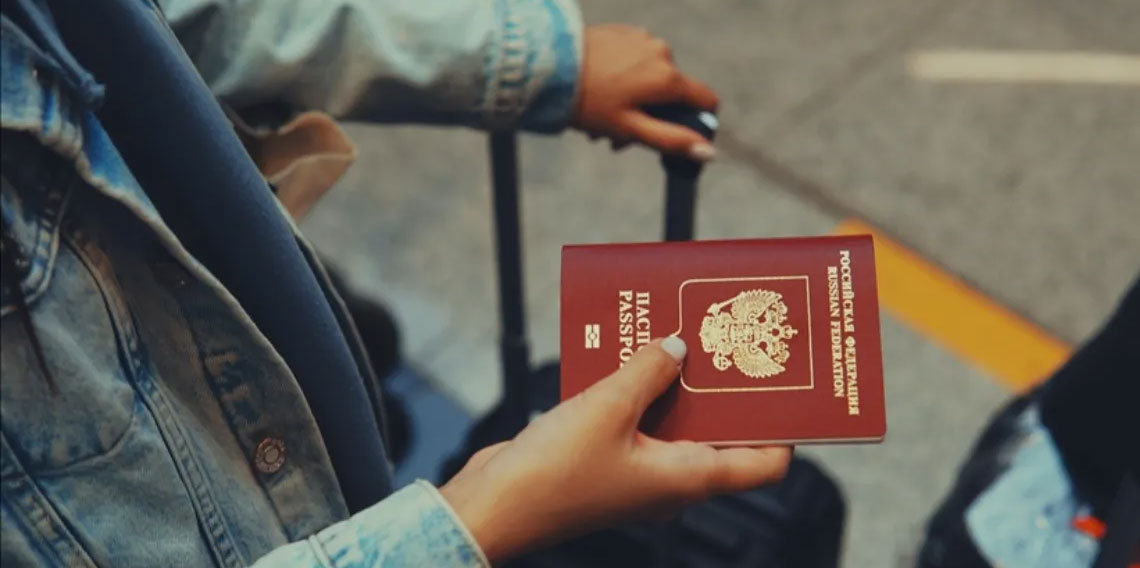 AB, Ruslara çok girişli Schengen vizesini kaldırıyor