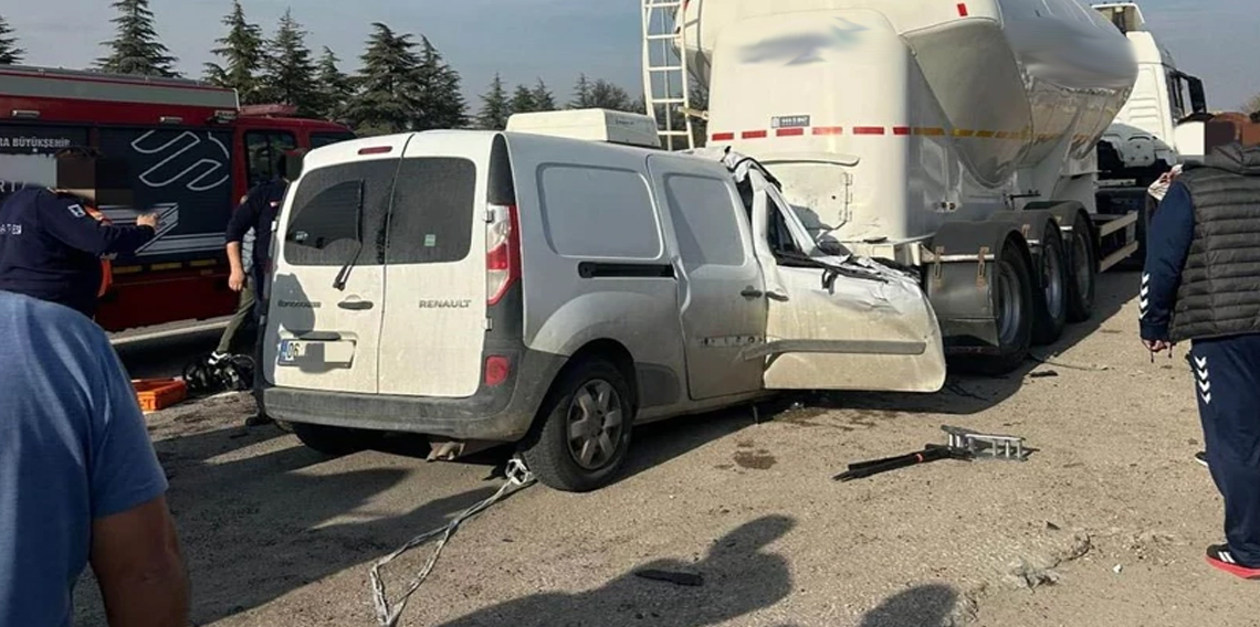 Hafif ticari araç, park halindeki tankere çarptı