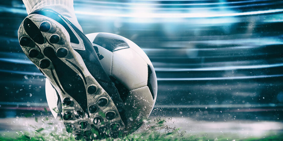 Böyle canilik görülmedi! Taraftar, futbolcunun boğazını kesti!