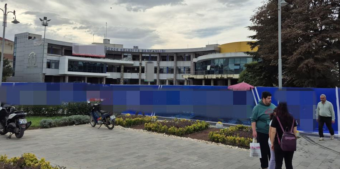 Düzce'de yıkım çalışması süren belediye binasında yangın