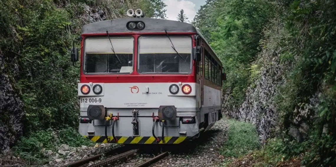 Slovakya'da 2 yolcu treni çarpıştı: 30 yaralı