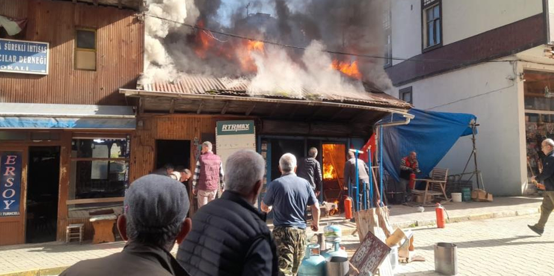 Kalaycı dükkanındaki yangını söndürmek için seferber oldular